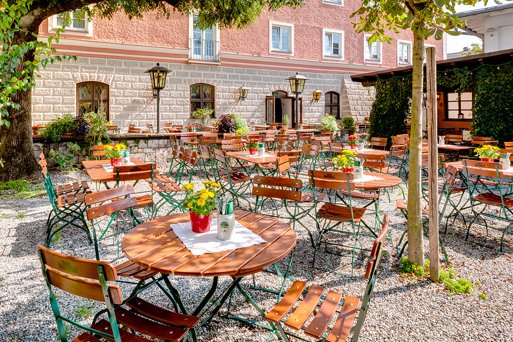 Gemütlicher Biergarten des Gasthofs Pfraubräu